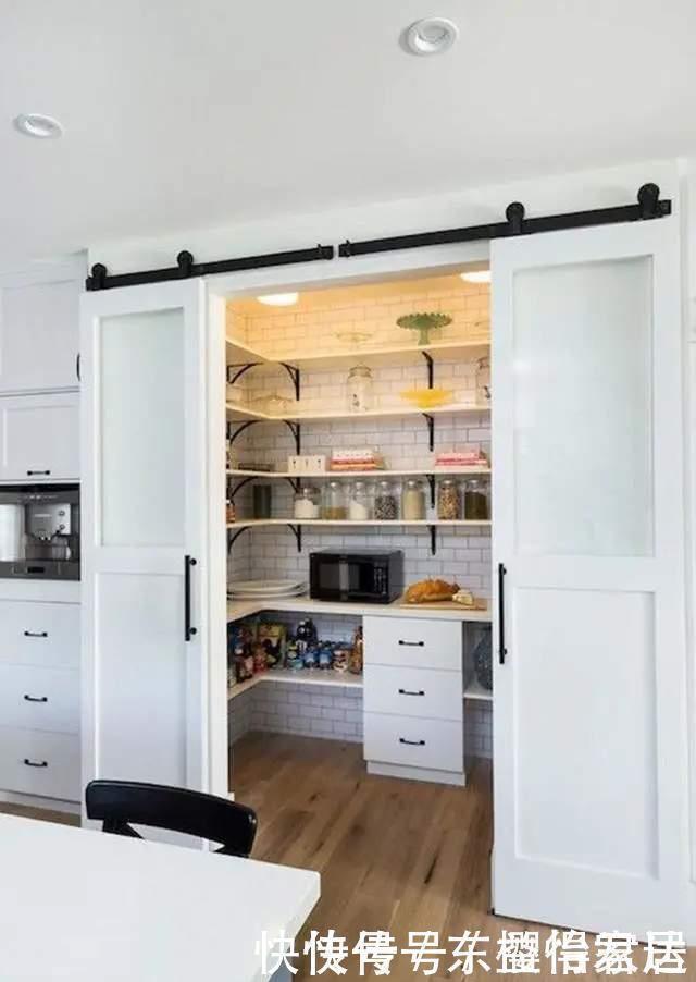 实用|这对夫妻真有远见,厨房不装吊柜,储物空间翻倍,美观实用还不乱