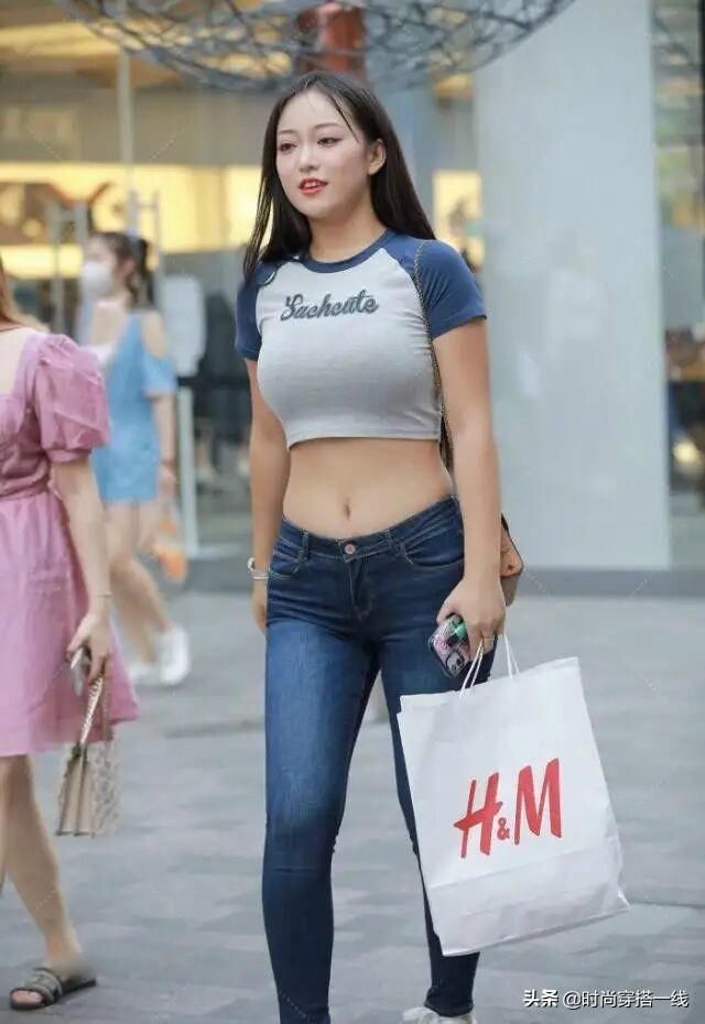 腿粗别“指望”牛仔裤了,明显自讨苦吃,这样穿时髦又显瘦