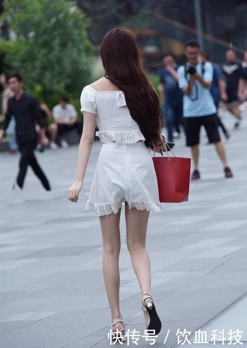 身材苗条的白富美，时尚穿搭白色修身A字裙，尽显美丽又大方