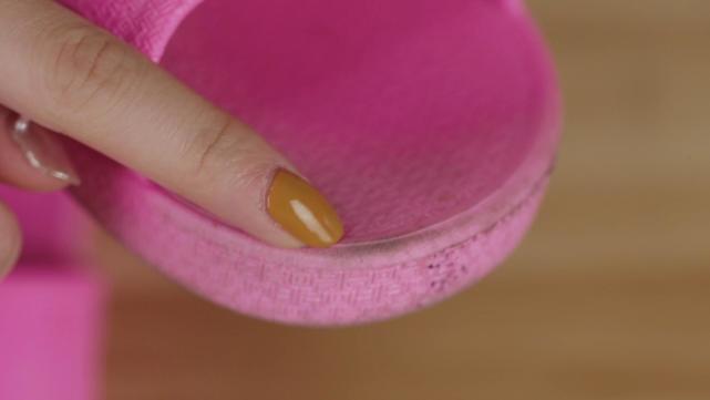 拖鞋脏了别用水洗,洗不干净,教您一招,再脏的拖鞋洗得干净如新