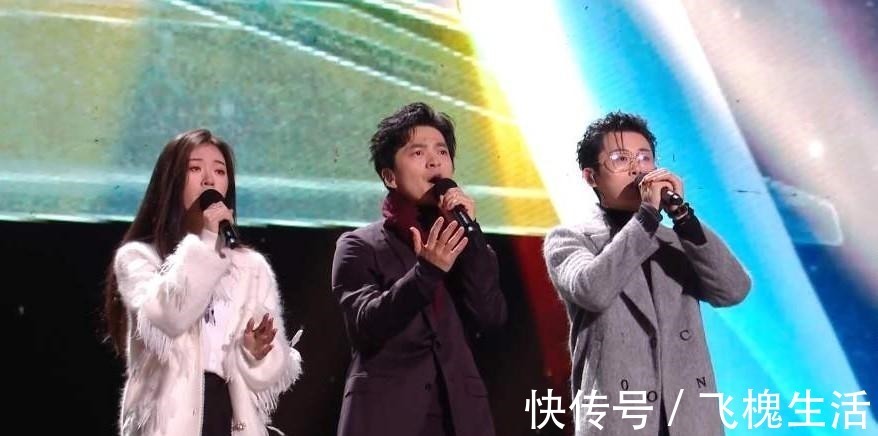 李健台上台下两个样子,台上风度潇洒,台下养生披棉袄