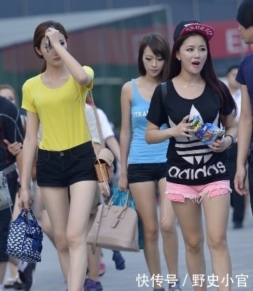 靓丽|街拍:体育馆外遇见的几个美女模特,不仅穿着靓丽,而且气质十足