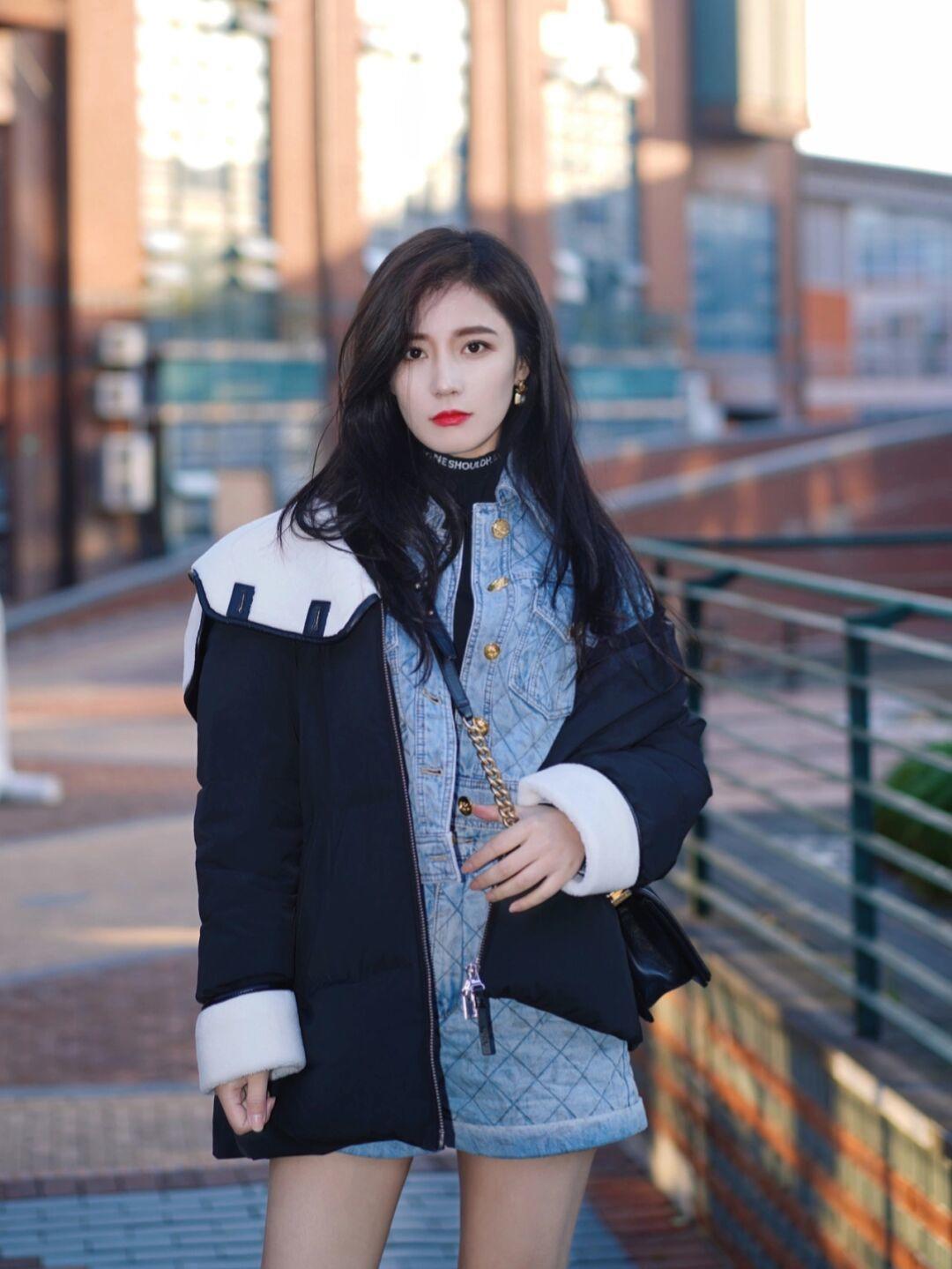 时髦 冬季会穿“牛仔套装”更时尚,拒绝扮嫩,又酷又飒才是真的美!