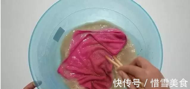 纯碱|厨房抹布脏了千万别扔，只需用纯碱泡一泡，立马焕然一新，实用