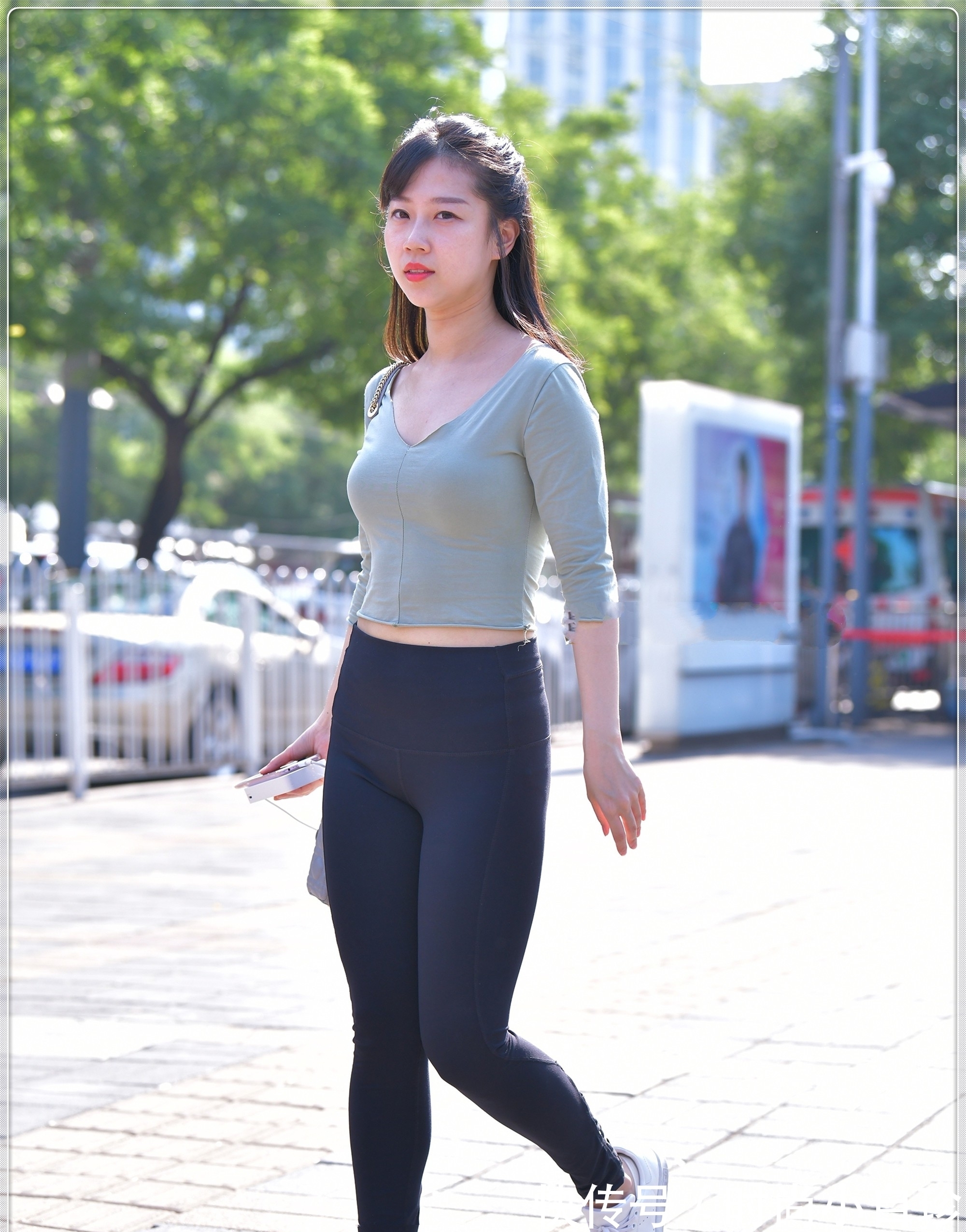 淡青色v领修身衣搭配小黑裤 简约高级 洋气好看 粉紫色 淡青色v领修身衣搭配小黑裤 简约高级 洋气好看 粉紫色