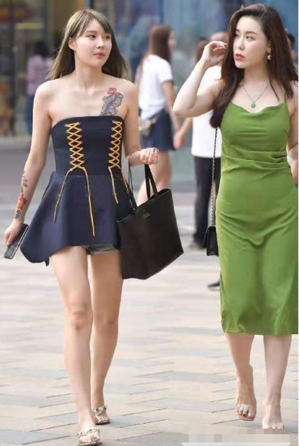 裙子|宝蓝色一字肩伞裙搭配黑色包, 设计别致, 个性十足