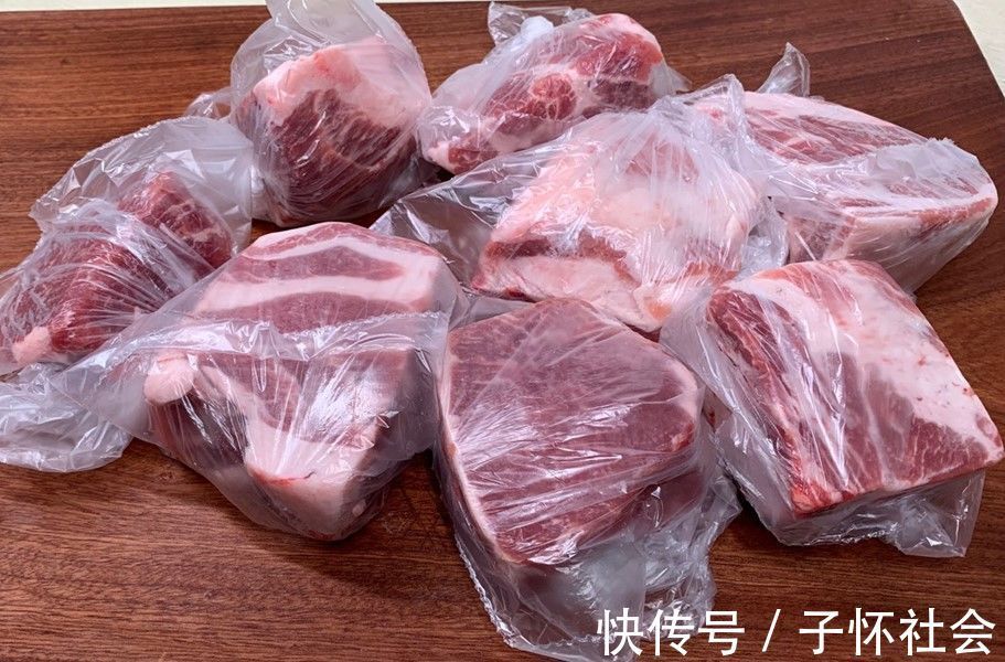 从冰箱拿出的冻肉，记得不要加水泡，教你一招，吃起来跟鲜肉一样
