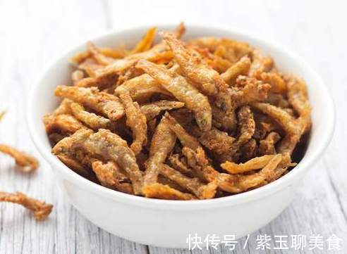 油炸小鱼用淀粉还是面粉分享正确的调面糊方法，酥脆好吃不回软
