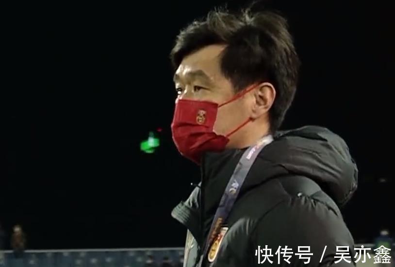 对手|1-3后!李霄鹏向球迷和球员道歉,对手现场发红包,国足扎心了