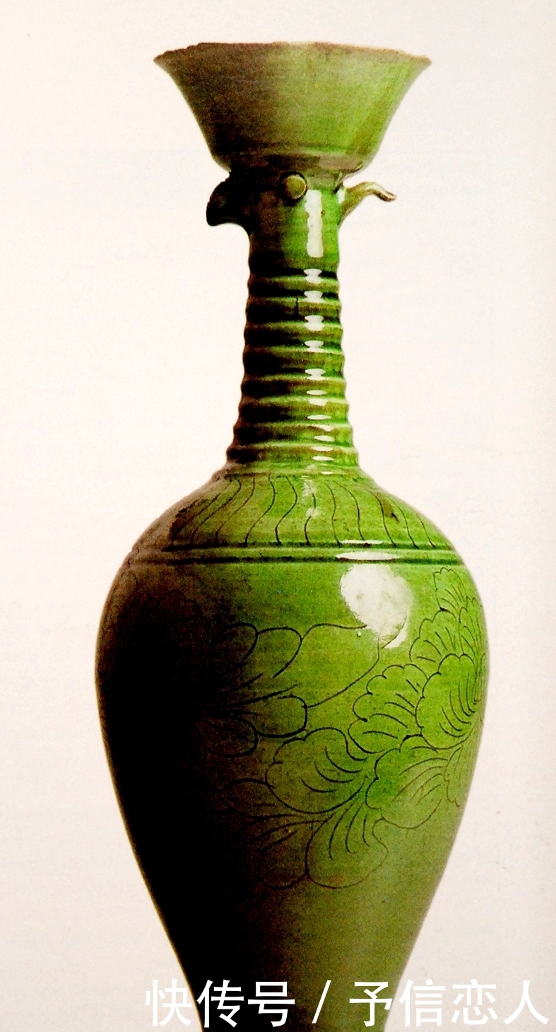 五代定窑刻缠枝牡丹纹凤首瓶