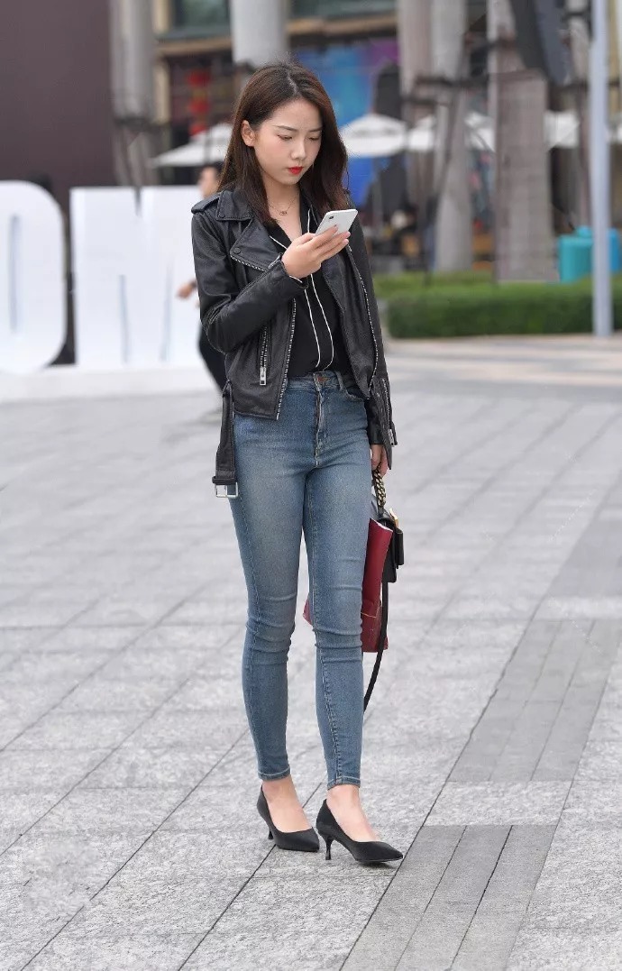 女人搭配高跟鞋，可清新可性感