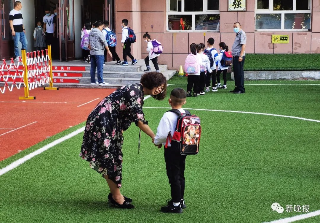 上学|开学第一天，这个小朋友带张照片去上学…备好纸巾再看，你会哭的