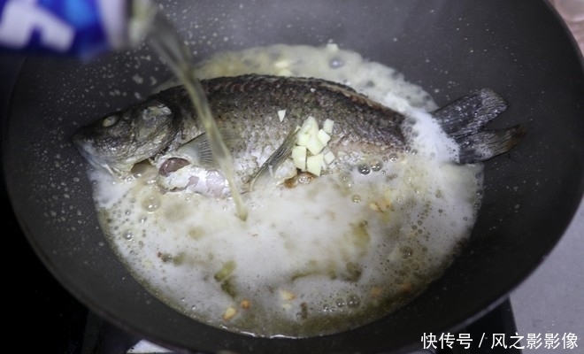 鱼刺|鱼刺卡在喉咙里,别再尝试土方法了!教你1招,鱼刺自己跑出来!