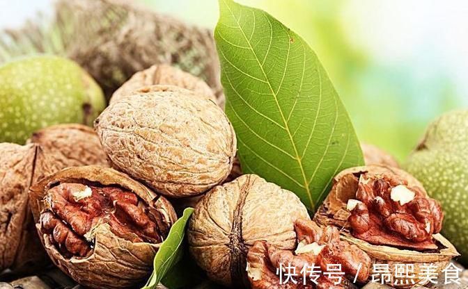 食用|核桃是早上吃好还是晚上吃好?医生告诉你最佳的食用时间,别错了