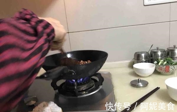 花生米|炸花生米，直接下锅炸就错了，少了这一步，花生米不酥脆，还返潮