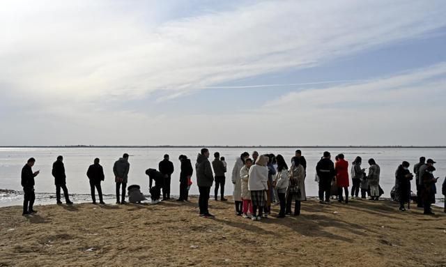 背面|黄河滩成春节游玩打卡地,每天数百人涌入,荒草地被踩成光滑路