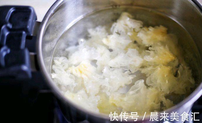 银耳雪梨羹|秋天多喝银耳雪梨汤，清甜滋润，炖一锅，全家都能喝