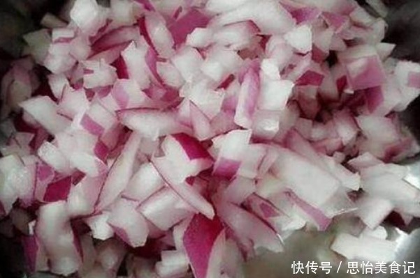 她用一斤洋葱养出一片花海,邻居都来问什么秘诀,没想到这么简单