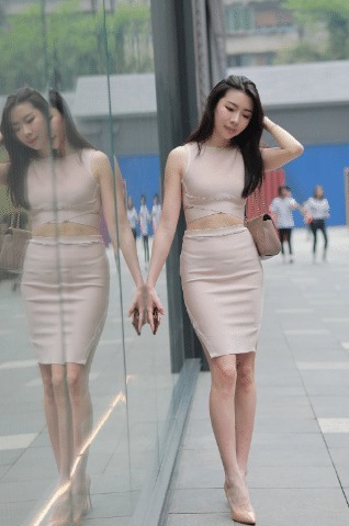 街拍|街拍:无袖背心搭配粉色包臀裙,中年女性也能魅力十足,艳压群芳