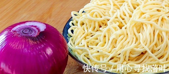 洋葱别再炒着吃了,加上一盘面条,简单一做,葱香味十足,真美味!