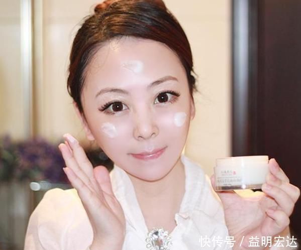 补水|睡觉也可以“养肤”?试试这些“神奇”的技巧,皮肤越睡越白嫩