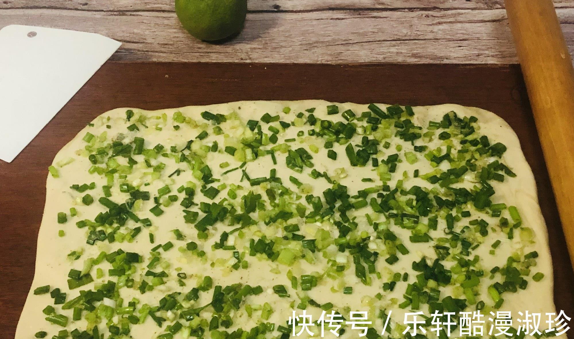 干面粉|三角葱油饼制作简单，一卷一切就成，可烙可烤，焦香酥脆