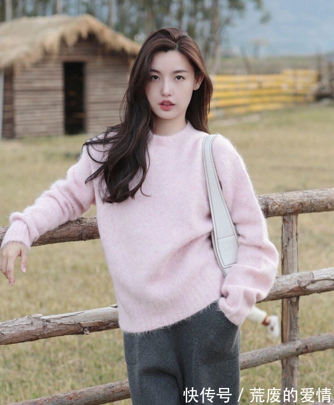 姐妹 冬天就适合穿“粉色毛衣”,保暖温柔又有格调,清新减龄又显气质