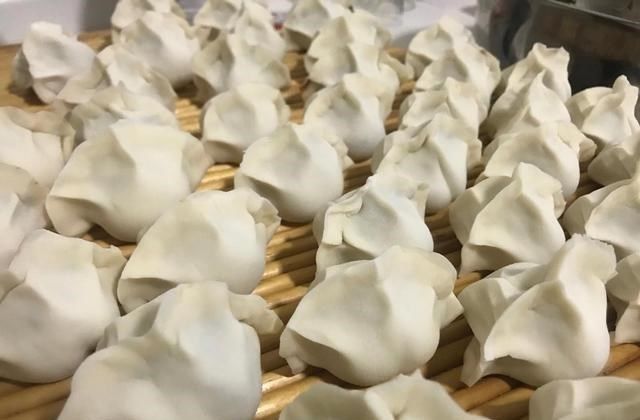 包饺子耗时耗力，但是乐在其中！