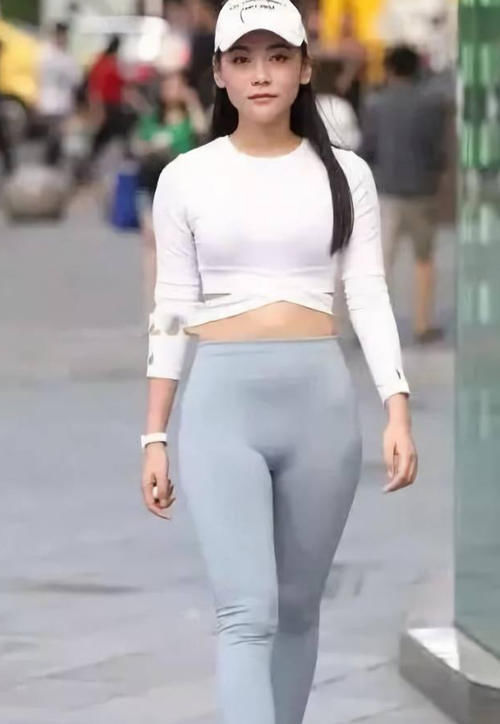 穿搭|美女穿搭:气质满分的紧身打底裤小姐姐,简约而不简单