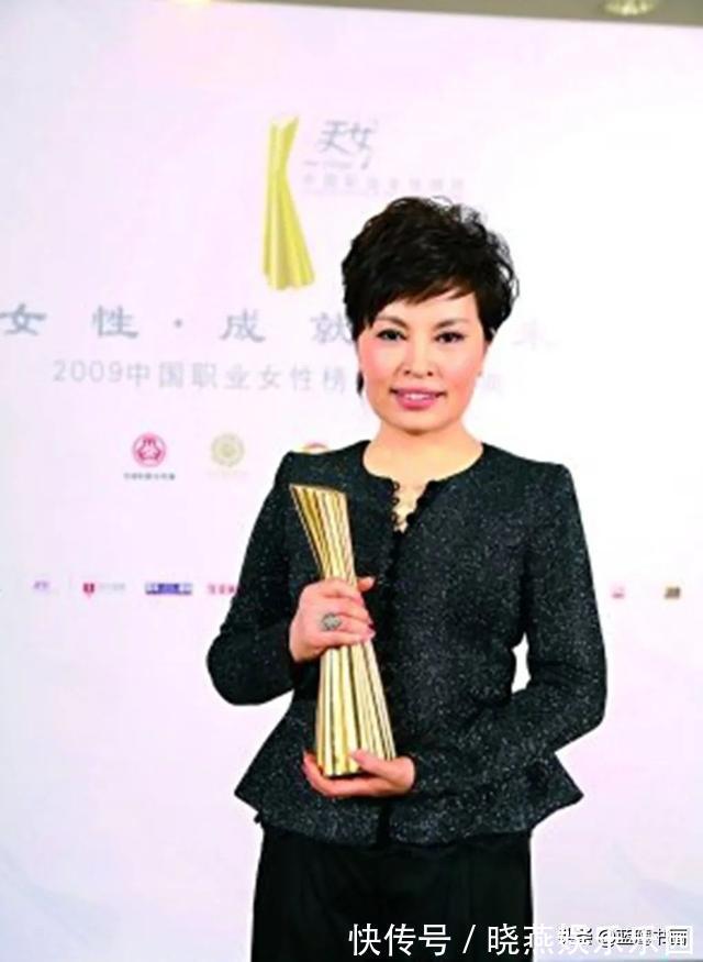 蓝鹰|李瑞英晒书法作品，气质优雅投身主持事业，不愧是出名的才女