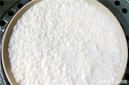 米饭不和鸡蛋炒，和这水果炒，酸甜开胃，颜色鲜艳，粒粒分明松散