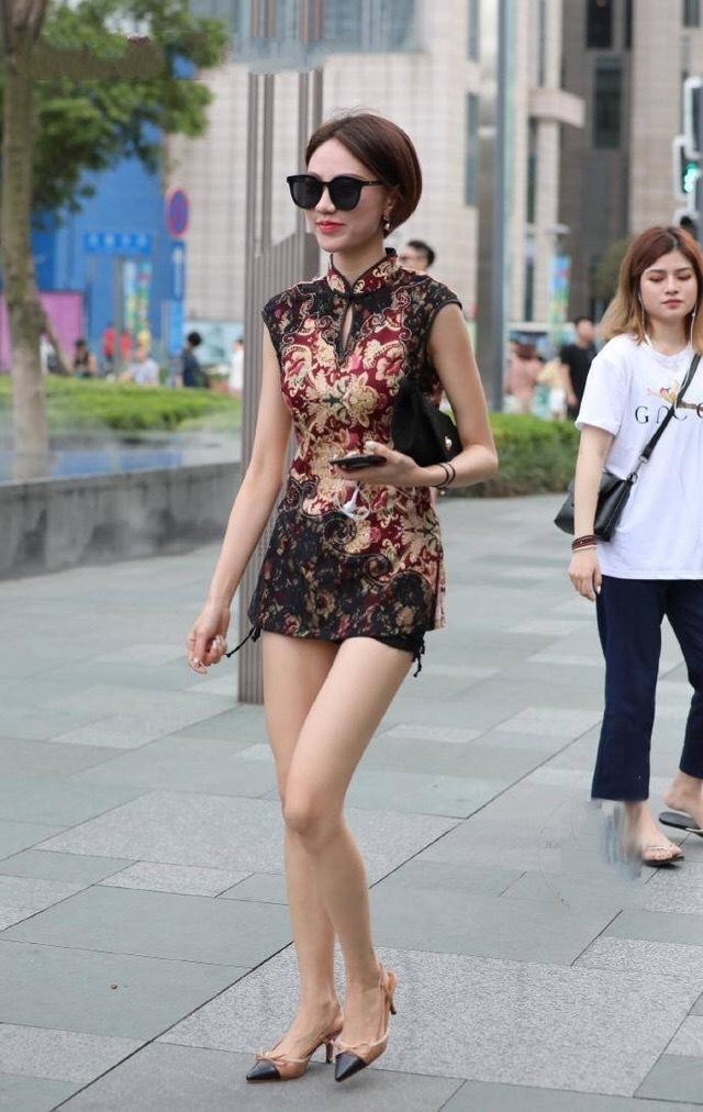 街拍:小姐姐穿搭花色连衣裙,戴着墨镜,非常时髦