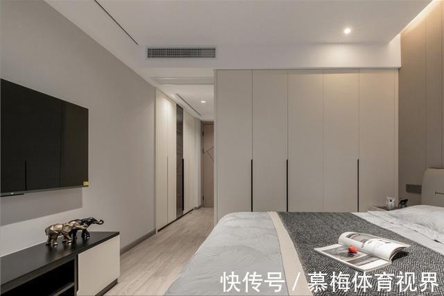 隔断|122㎡意式轻奢风:设计师巧用玻璃门替代隔断,打造明亮舒适家