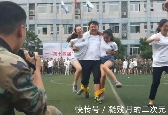 |搞笑GIF:大哥你带着两个美女跑起来,真像个三百斤的胖子