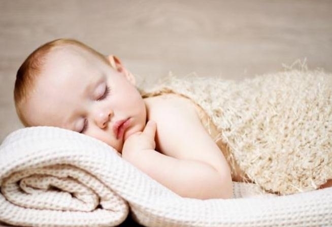 踢被子|宝宝睡觉踢被子不要担心,原因可能是这样,几个方法轻松解决