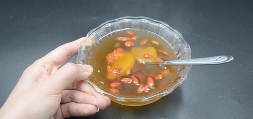 生姜和枸杞一起泡水喝,作用真厲害,解決了很多男人女人的困擾