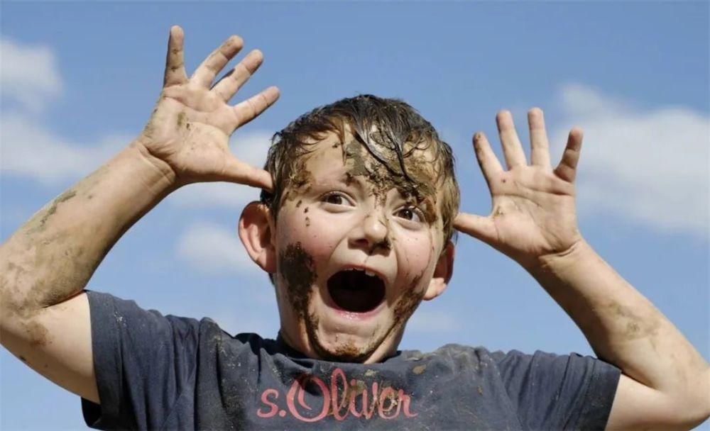 对孩子|目瞪狗呆！美国男孩将妹妹放进烤箱，面对熊孩子，家长要这么管教