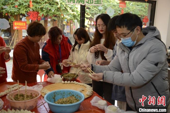 包饺子&华侨大学境内外学子留校过年：“云”享年味