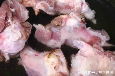 猪肉的这个部位要常买,十几元一斤,钙含量极高,老人小孩要常吃