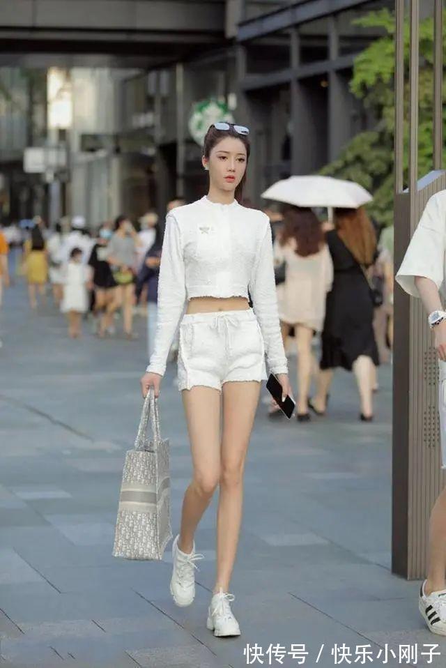 九分裤 休闲牛仔裤穿搭,靓丽的姿态漫步在都市的街头,看上去大方又自信