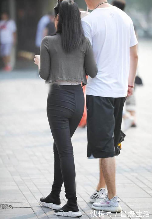 百搭 美女穿搭:小姐姐爱穿气质百搭的紧身裤,给人成熟优雅的气质