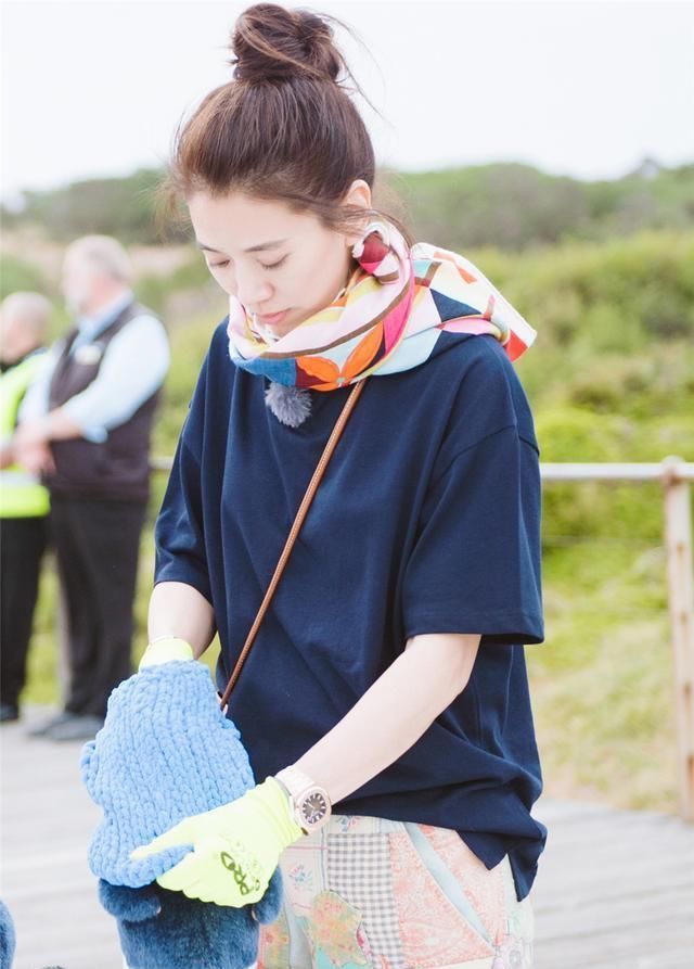 别小看一条丝巾,夏日想搭出活力全靠它,8种时髦系法简单又出彩