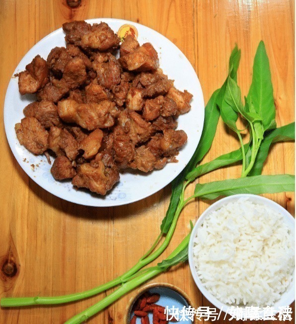 做红烧肉万万不可直接加水，这样等于毁了一锅肉，大厨来教你3招