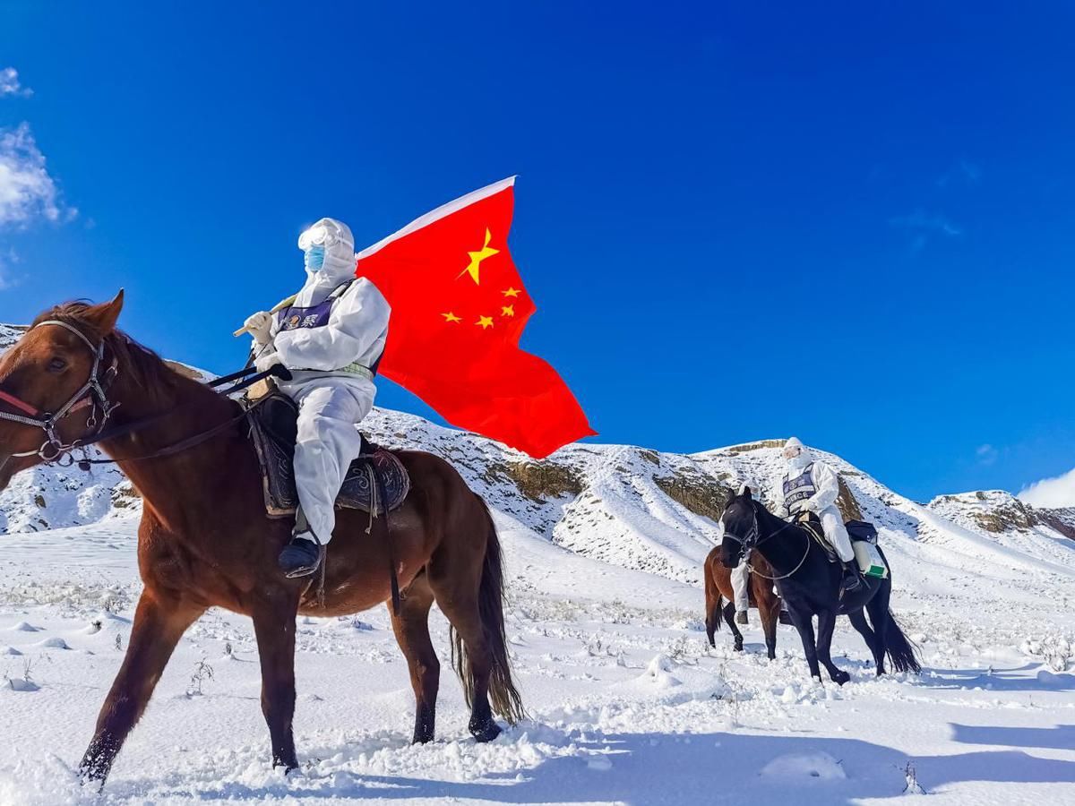 新疆|新疆伊犁：民警踏雪翻山巡边境，为牧民送去补给物资