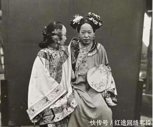 美的|晚清老照片：被洋人搂在怀里的青楼女子，图4简直美的不可方物