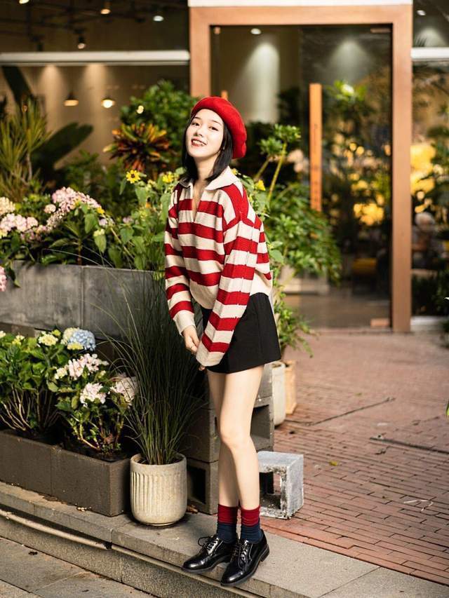 毛衣|秋冬想要穿出韩系风,试一试毛衣外套+皮短裤,时尚又不失性感