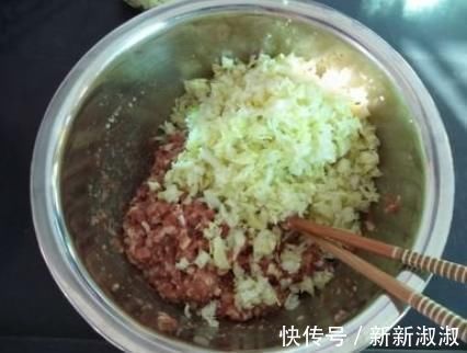 大厨|调白菜馅，用盐杀水是大错！大厨教你一招，白菜馅鲜嫩多汁超好吃