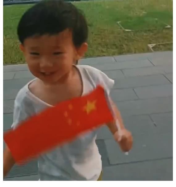 夫妇俩|爱国先锋!陈小春1岁半小儿子正面照曝光,手执国旗开心挥舞狂奔