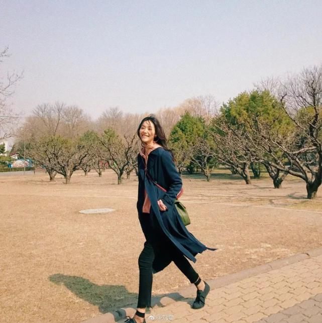 风衣+卫衣=初春最火混搭套路，时髦炸了！