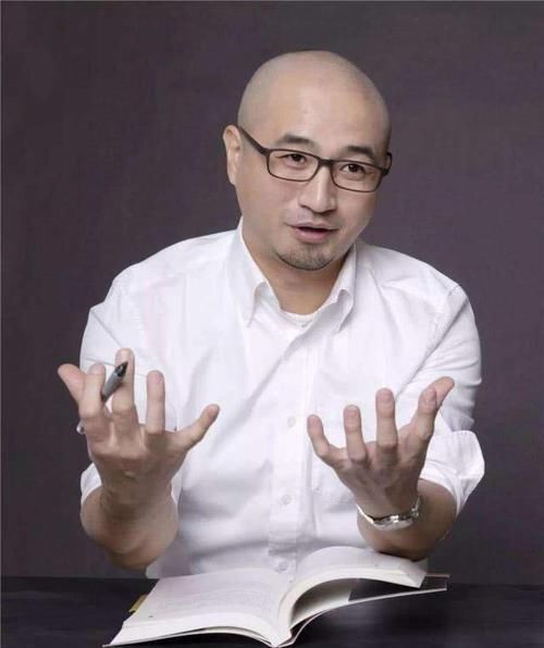 作家|小伙初二辍学靠和疯子聊天成作家:不走寻常路的人,到底有多赚?